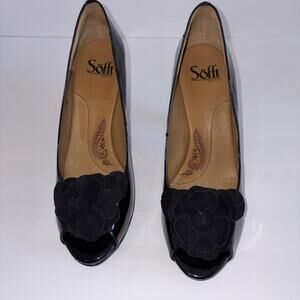 Sofft Black Patent Leather Peep Toe Pump w/ rosette at toe 8.5M